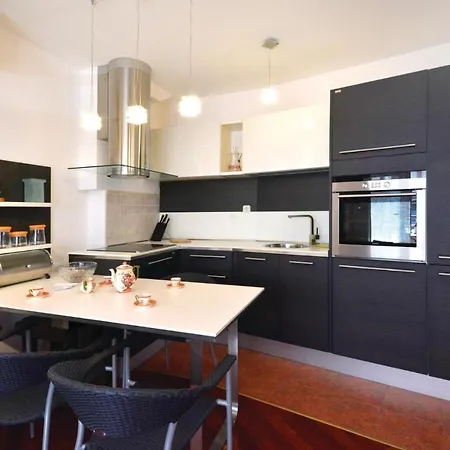 Nice Apartment In Split With Wifi *