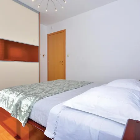 One-Bedroom Apartment Split With Sea View 02 Apartman